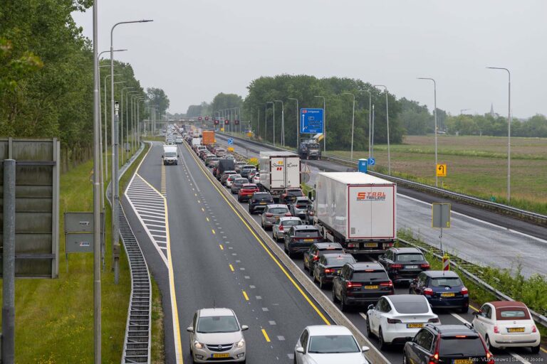 Verkeerschaos op A9 door werkzaamheden en ongeval, ook sluiproutes slibden dicht [+foto’s]