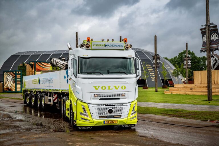 Nieuwe Volvo FH Aero van Vissers Ploegmakers blikvanger tijdens festivalopbouw