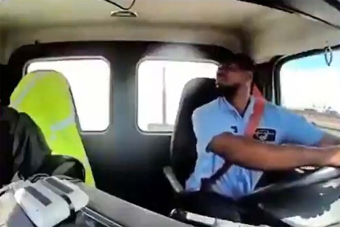 Vliegtuig tegen vrachtwagen
