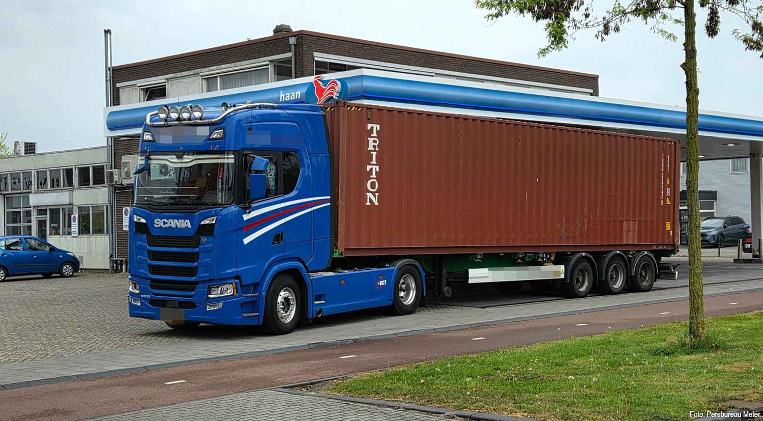 Vrachtwagen rijdt zich vast onder dak van tankstation in Hoogeveen