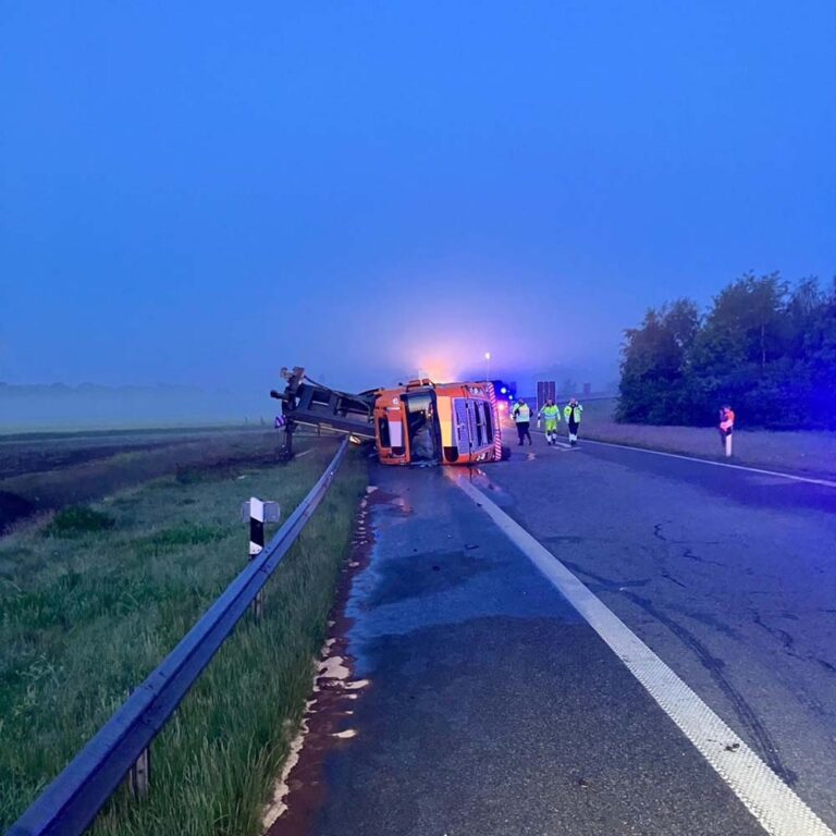 Zware schade na ongeval met Nederlands exceptioneel transport op Duitse A28 [+foto’s]