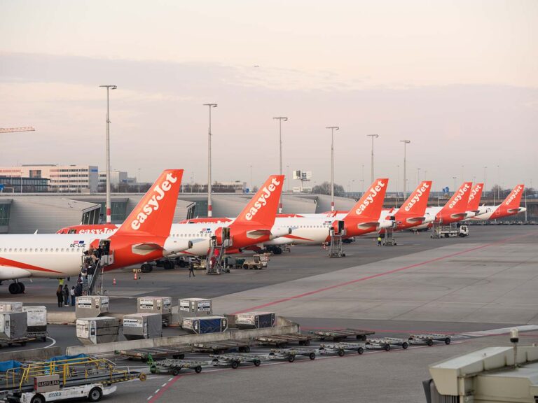 easyJet viert 30 jaar vluchten van en naar Schiphol en passeert 100 miljoen reizigers