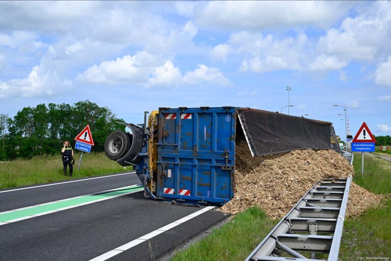 Vrachtwagen aanhanger met container gekanteld op N33 richting Eemshaven