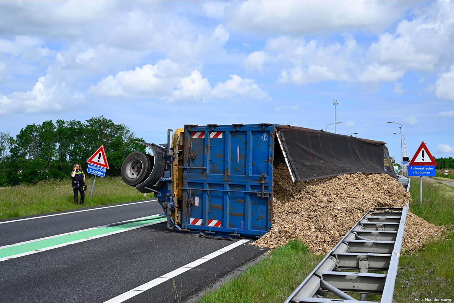 Vrachtwagen aanhanger met container gekanteld op N33 richting Eemshaven