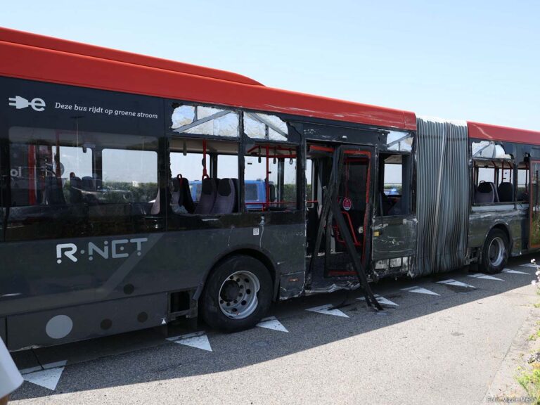 Grote schade na aanrijding tussen twee bussen op Schiphol