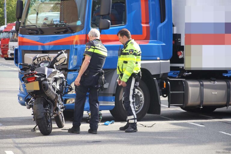 Motorrijder gewond na aanrijding met vrachtwagen op terrein Royal FloraHolland in Rijnsburg [+foto’s]