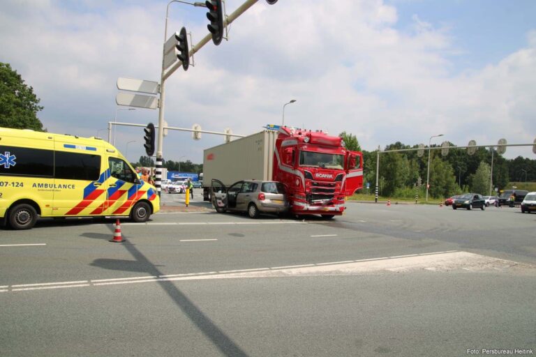 Twee gewonden bij botsing tussen auto en vrachtwagen in Barneveld, boetes voor filmend rijden