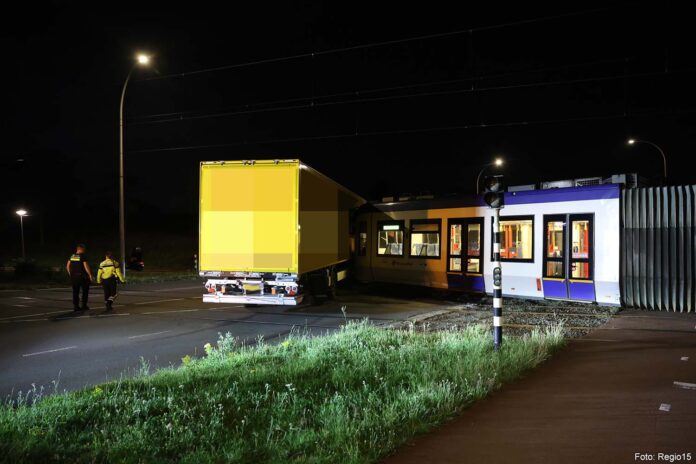 Aanrijding vrachtwagen en tram Rotterdam