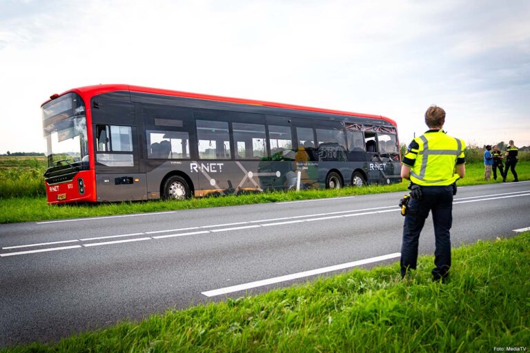 Streekbus zwaar beschadigd na aanrijding met vrachtwagen op N207 [+foto’s]