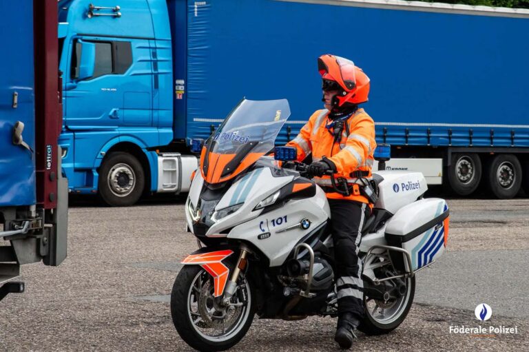 400 agenten en douaniers controleren grensverkeer: ook vrachtwagens onder de loep bij internationale actie [+foto’s]