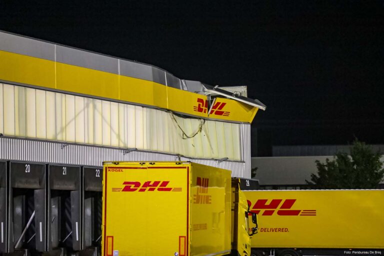 Dak DHL-postcentrum in Zwolle deels ingestort door noodweer