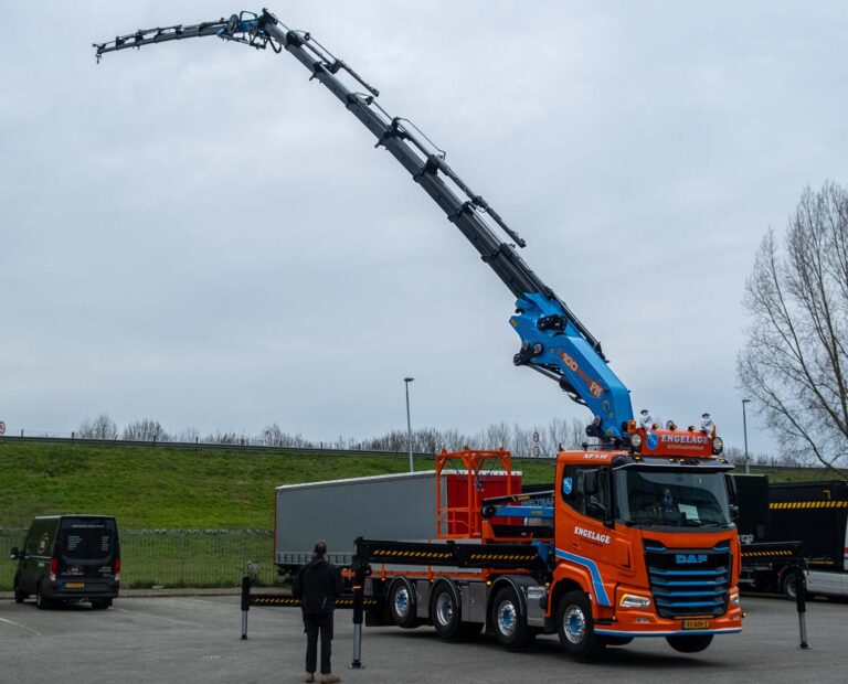 H.J. Engelage neemt opvallende DAF XF530 8x2WS met 100 tonmeter kraan in gebruik