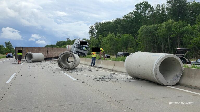 Vrachtwagen met betonnen buizen veroorzaakt afsluiting Duitse A4 bij Erfurt [+foto’s]