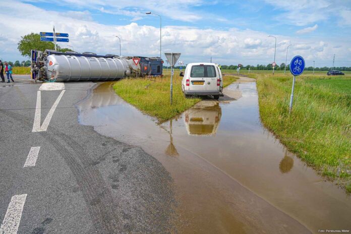 Vrachtwagen met mest gekanteld