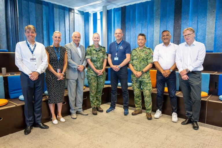 KLM-monteurs volgen training bij Koninklijke Luchtmacht