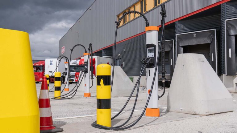 AS Watson bouwt groot laadplein voor elektrische vrachtwagens bij distributiecentrum Heteren