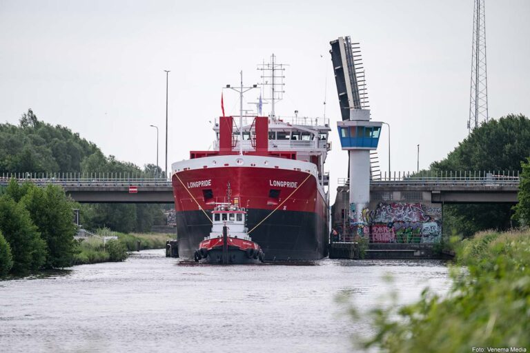 Transport vrachtschip Longpride veroorzaakt files op Ringweg Groningen