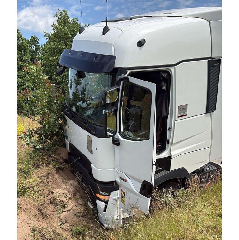 Losse trekker van de weg geraakt op A67 bij Venlo, berging duurt tot laat in de middag