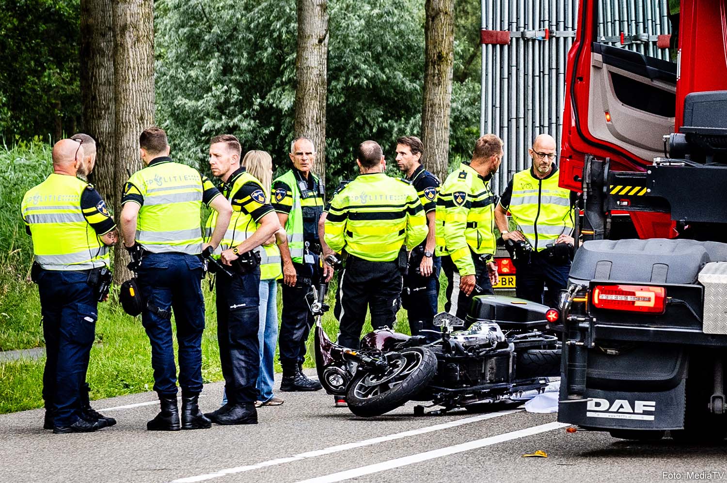 Motorrijder overleden na aanrijding met vrachtwagen op N214