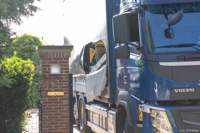 Omgevallen glasplaten in vrachtwagen