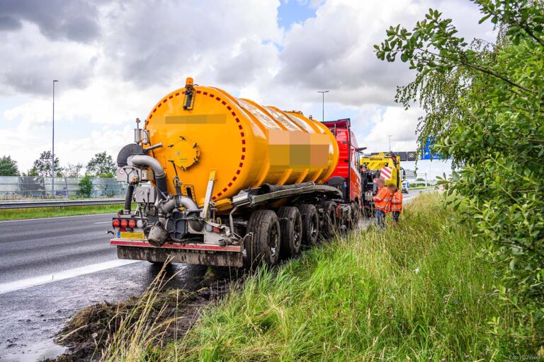 Vrachtwagen met mest botst tegen viaductpijler op A16 bij Breda