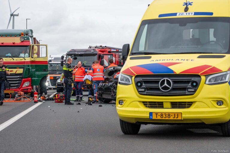 A17 dicht na ongeval tussen vrachtwagen en twee personenauto’s