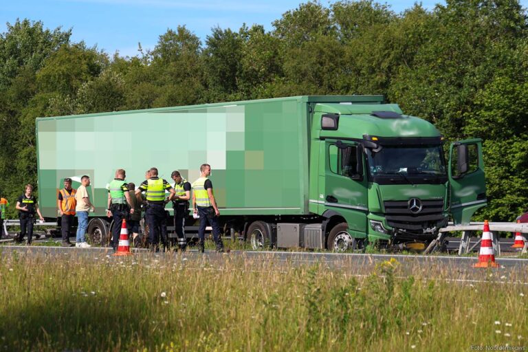 Vrachtwagenchauffeur naar ziekenhuis na ongeval op A28 bij Hooghalen, forse verkeershinder