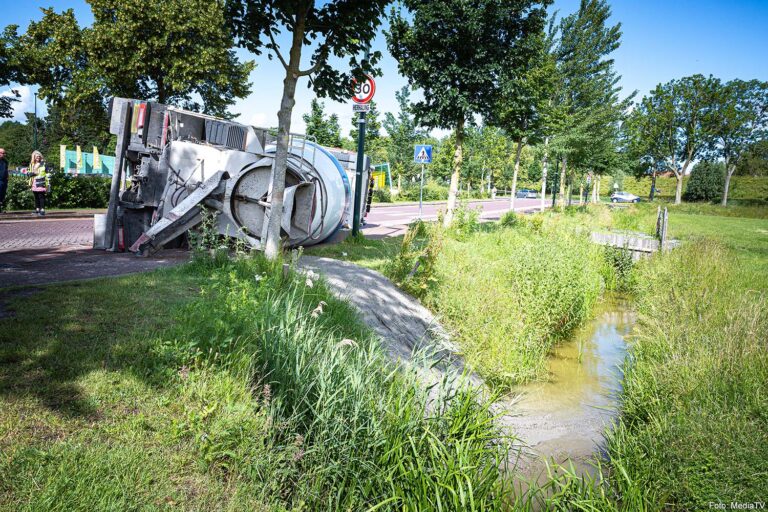 Betonmixer met lading beton gekanteld in Brielle, chauffeur naar ziekenhuis