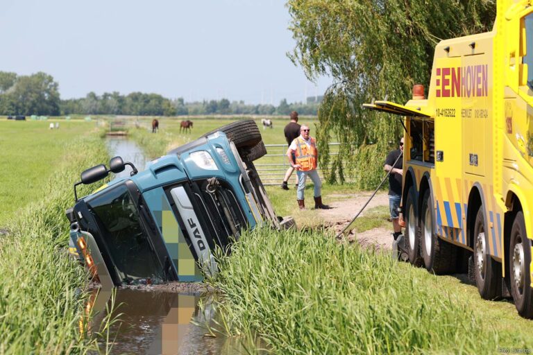 Betonwagen kantelt in sloot na wegverzakking in Schipluiden, urenlange berging nodig