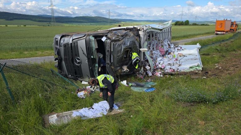 Vrachtwagen met wijn kantelt op Duitse A4, schade geraamd op 150.000 euro [+foto’s]