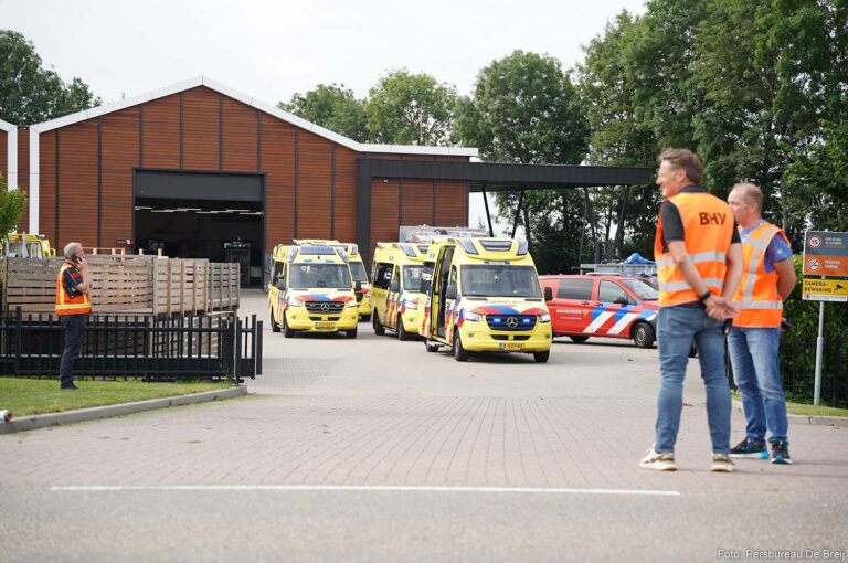 Veertien personen naar ziekenhuis na incident met gevaarlijke stof bij bedrijf in Genemuiden