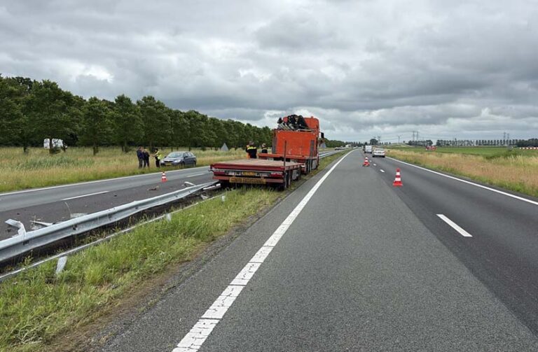 N50 richting Zwolle dicht na ongeval met vrachtwagen, herstel geleiderail volgt na berging