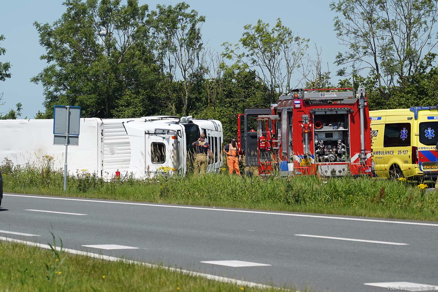 Vrachtwagen gekanteld op Ganzenweg bij Zeewolde, weg volledig afgesloten