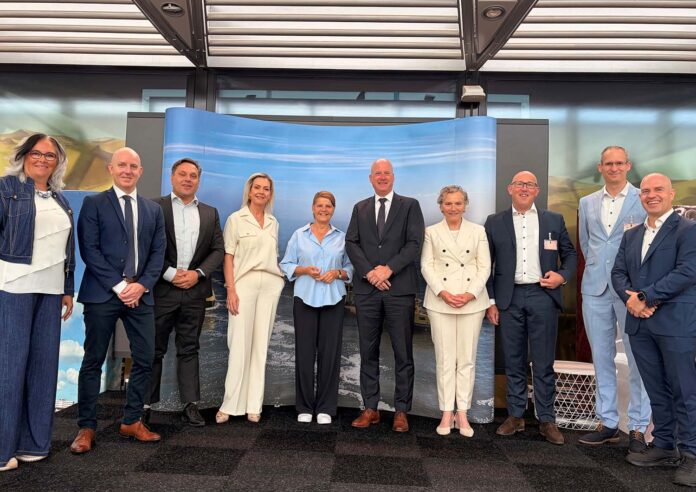 Martin Wijnen en gezant voor de maritieme maakindustrie Marja van Bijsterveldt met vertegenwoordigers van Multraship, Damen en Stillstrom. Foto: Rijkswaterstaat.