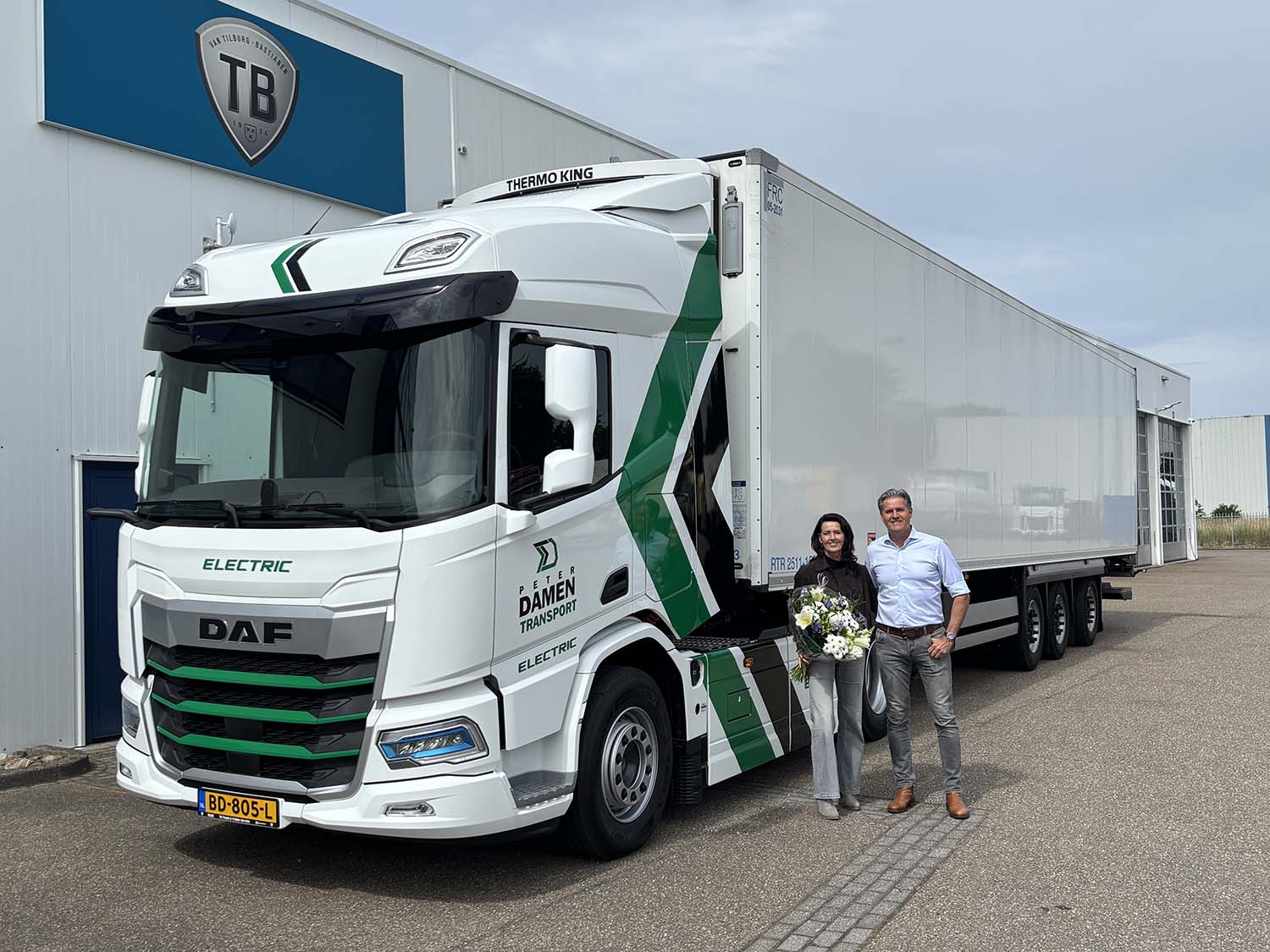 Jeannette Damen-van Enckevort en Peter Damen trots voor hun nieuwe DAF