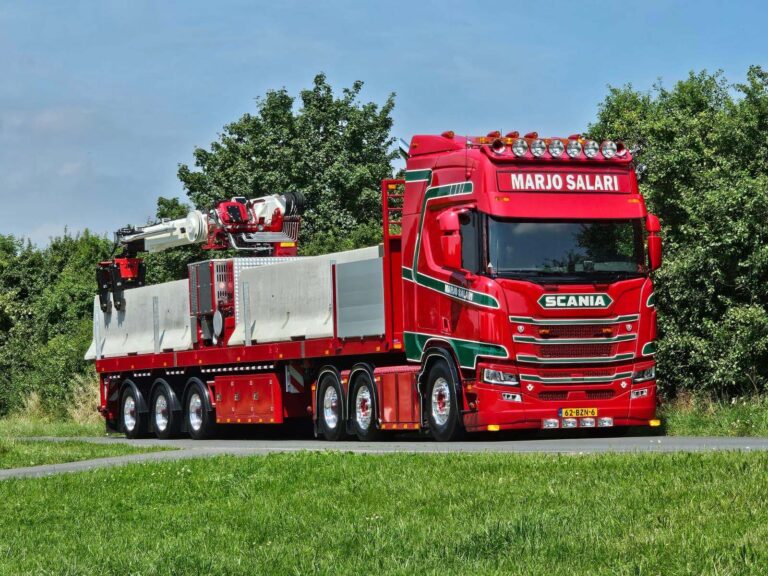 MST Logistics neemt eerste elektrische 35 tonmeter autolaadkraan in gebruik