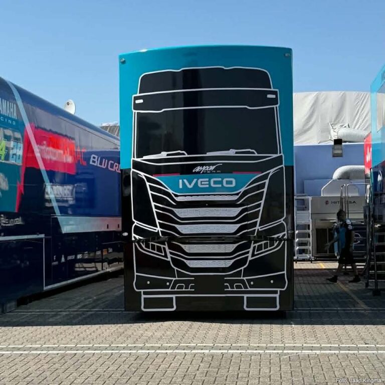 Geen vrachtwagentrekkers meer op de paddock? Teams tonen creativiteit tijdens TT Assen [+foto’s]