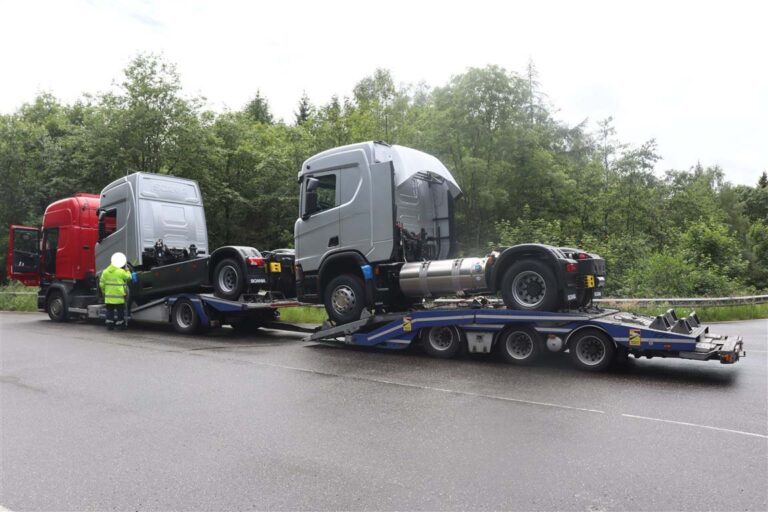Politie zet drie te hoge vrachtwagencombinaties stil bij controles in Duitsland [+foto’s]