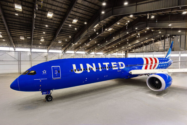 United Airlines onthult speciale jubileumkleurstelling en verwelkomt honderden militaire piloten [+video]