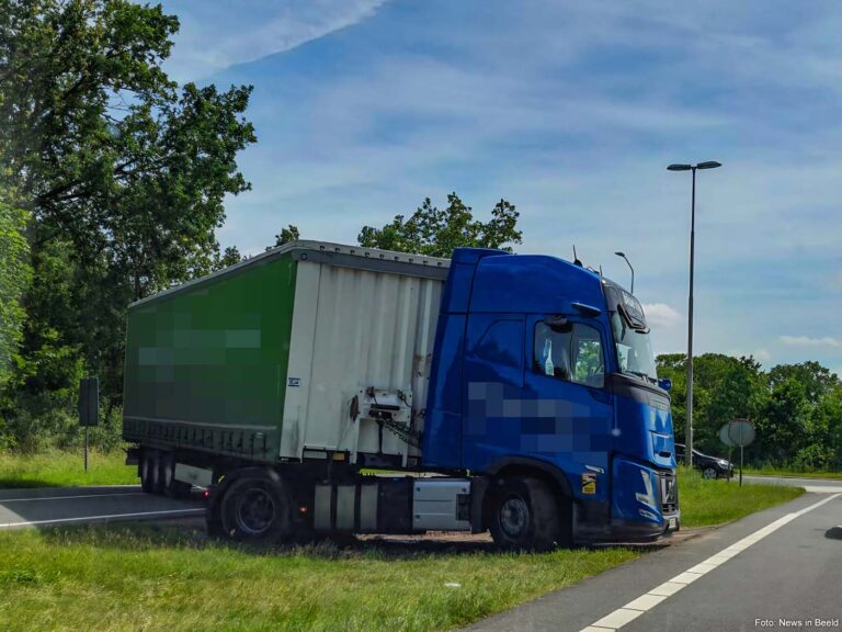 Oprit A50 bij Epe afgesloten nadat vrachtwagen vast komt te zitten in middenberm