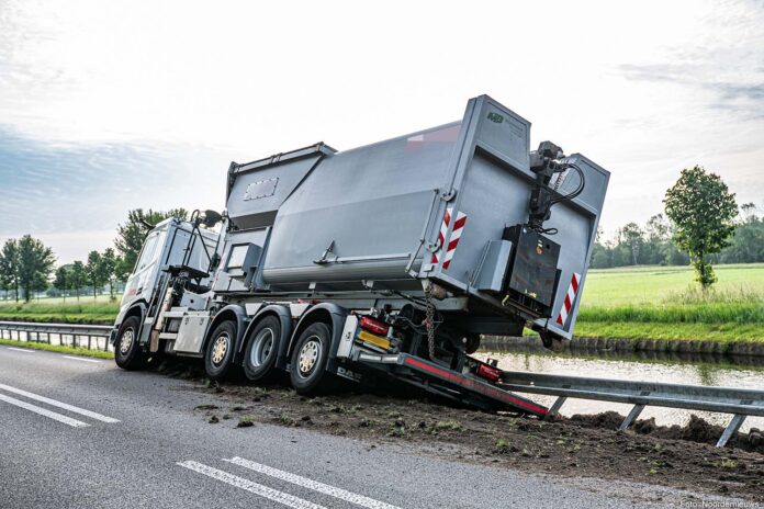 Vrachtwagen in de berm
