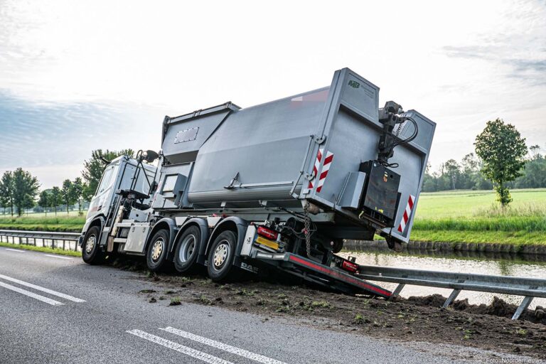 Vrachtwagenchauffeur schrikt van vogel en belandt in berm langs N371