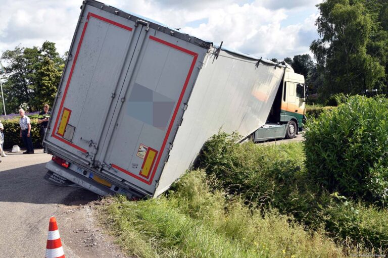 Vrachtwagen met 29 ton houtsnippers raakt van dijk in Wellseind, kanteling voorkomen