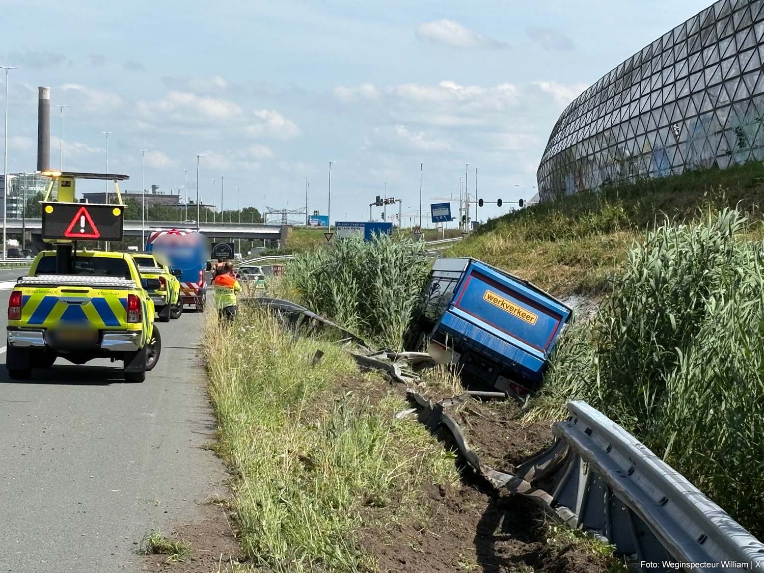 Vrachtwagen in de sloot