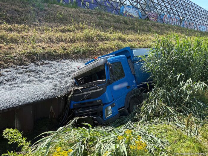 Vrachtwagen in de sloot
