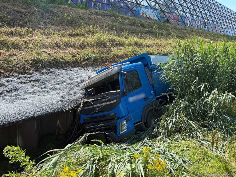 Vrachtwagen met grind belandt na onwel worden chauffeur in sloot langs A2 bij Utrecht [+foto’s]