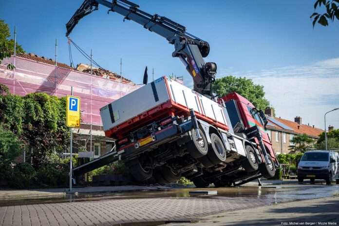 Vrachtwagen zakt door stoep