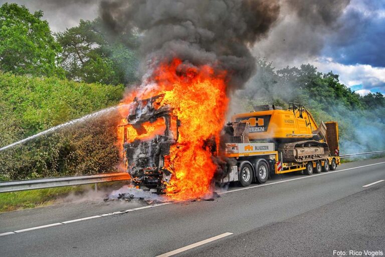 Vrachtwagencabine volledig uitgebrand op A2 bij Leende [+foto]