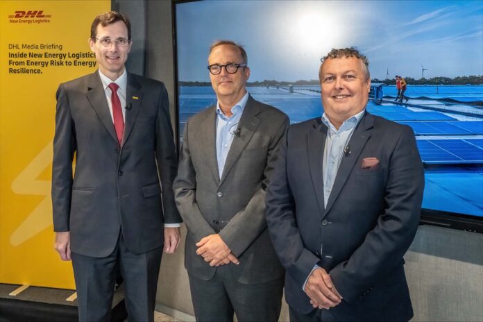 Van links naar rechts: Tobias Meyer, CEO van DHL Group, Oscar de Bok, CEO van DHL Global Forwarding, en Martyn Lawns, Senior Vice President New Energy Growth Initiative en CEO van Industrial Projects, tijdens de mediabijeenkomst over New Energy.