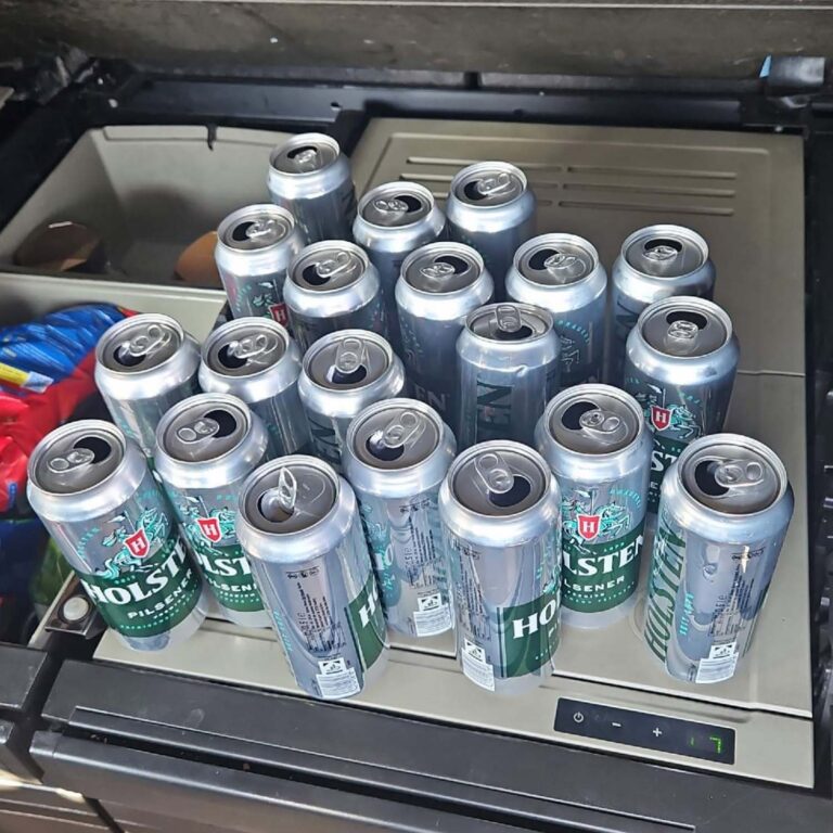 Chauffeur van slingerende vrachtwagen weigert alcoholtest, 21 lege bierblikken in cabine